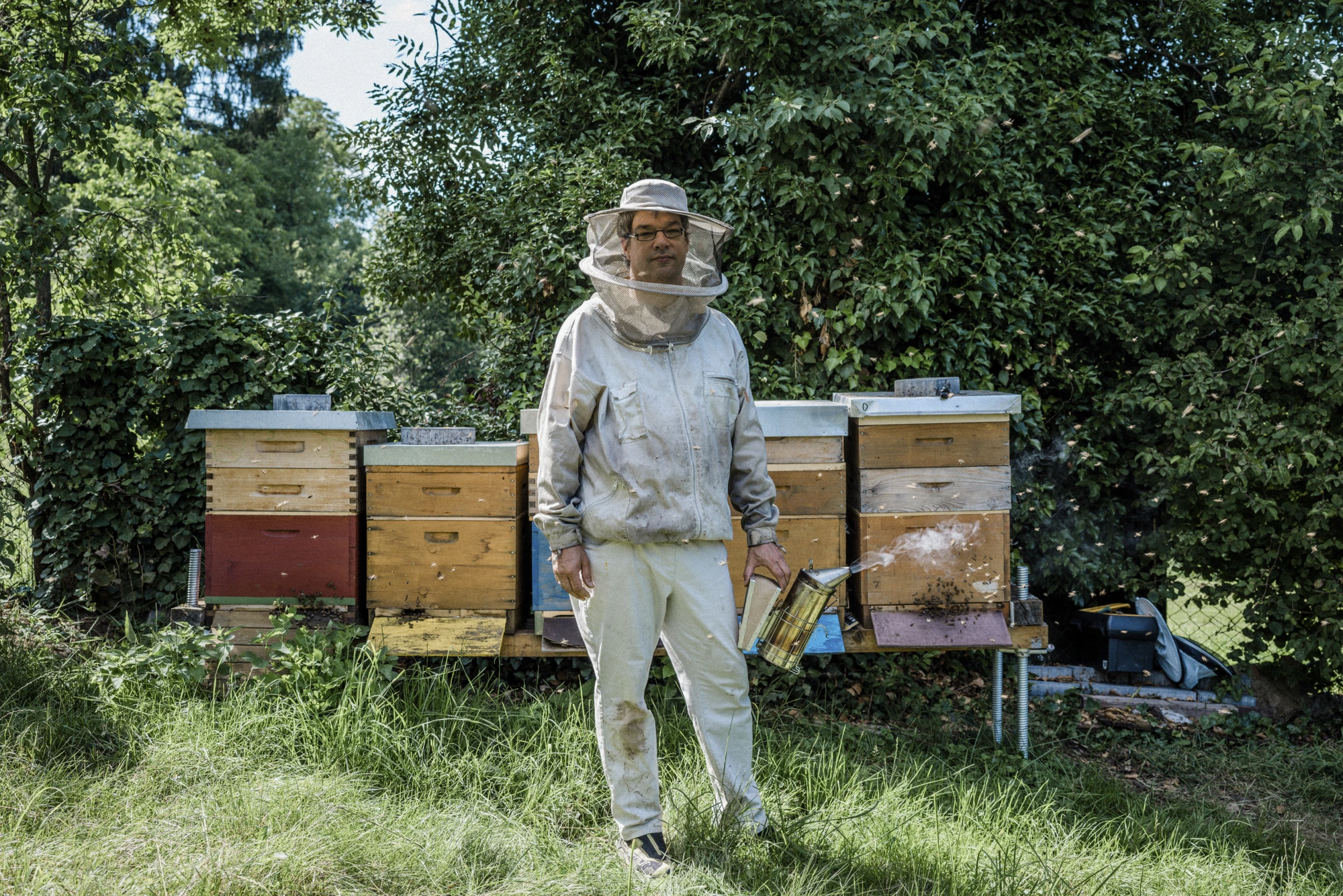 Stefan Nitschke, Imker und Inhaber von BEE-life, im Schutzanzug vor seinen Bienenstöcken